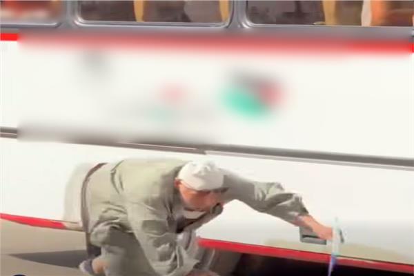 إخلاء سبيل سائق ومحصل أتوبيس في واقعة سقوط رجل مسن بالدقهلية