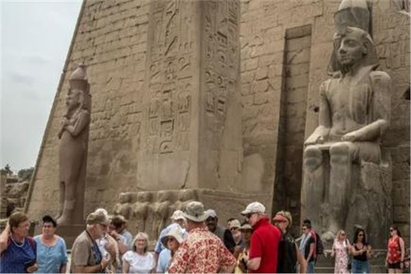 وزير السياحة: توقعات بارتفاع أعداد السائحين إلى نحو 18 مليونا هذا العام
