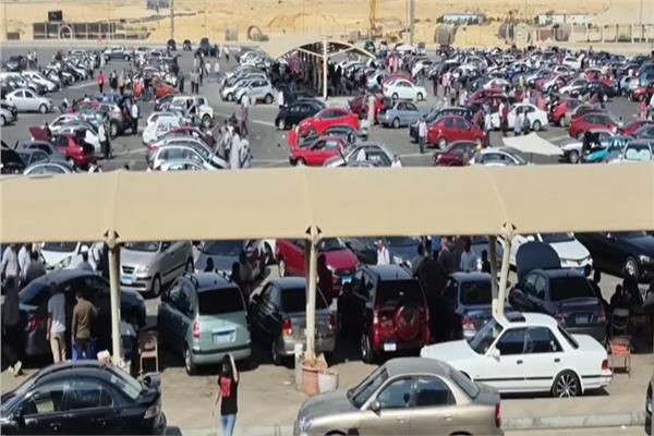 عشوائية الميكروفون.. من يحكم سوق السيارات المستعملة؟