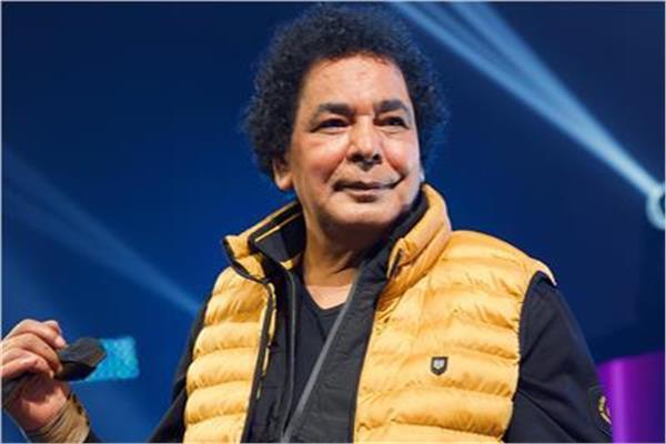 مصطفى كامل يطمئن جمهور محمد منير بعد نقله إلى المستشفى