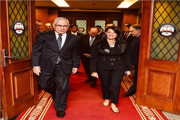 المشاط والنائب العام يشهدان تسليم 17 مركزا تكنولوجيا متنقلا للنيابة العامة