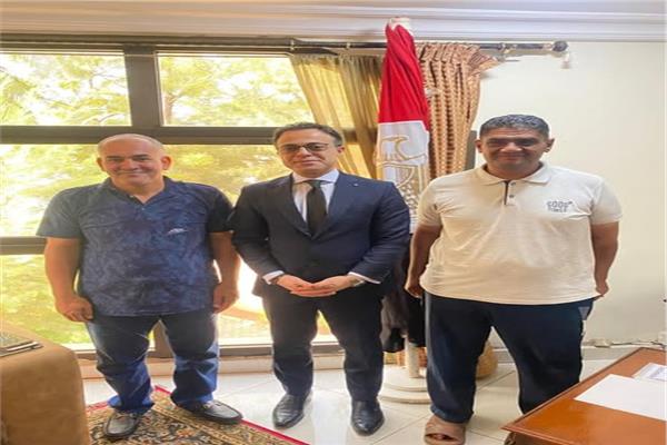 سفير مصر فى باماكو يستقبل الثلاثة المطلق سراحهم: نحمى حقوق مواطنينا داخل مالى