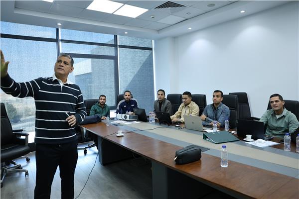 أوسكار رويز يعقد اجتماعًا فنيًا مع الحكام لمراجعة بعض الحالات التحكيمية