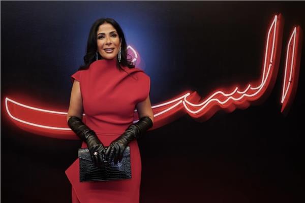 منى زكي تتألق بالأحمر في العرض الخاص لفيلم «الست»