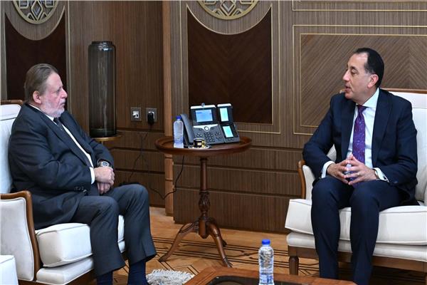 رئيس الوزراء يبحث مع محافظ البنك المركزي تعزيز توافر السلع واستقرار الأسعار