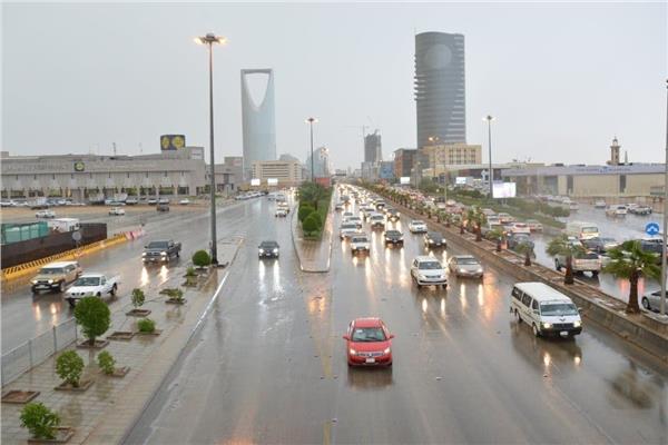 السعودية تعلّق الدراسة في عدة مناطق بسبب الأمطار الغزيرة وتحولها إلى التعليم عن بُعد