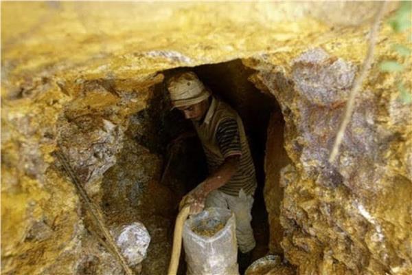 «جرام من الطن».. كيفية استخراج الذهب من الصخور بمنجم السكري