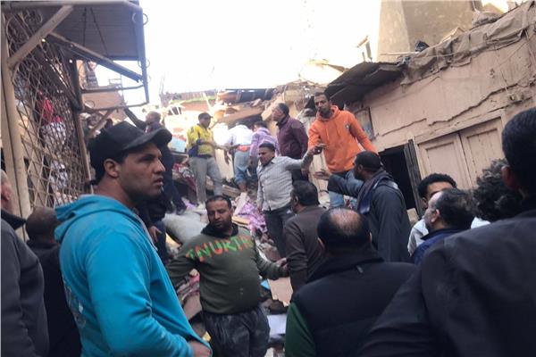 لحظة إنقاذ 4 مصابين في انهيار عقار سكني بإمبابة
