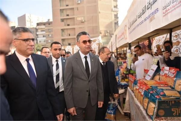 وزير التموين ومحافظ الجيزة يفتتحان سوق «اليوم الواحد» بفيصل