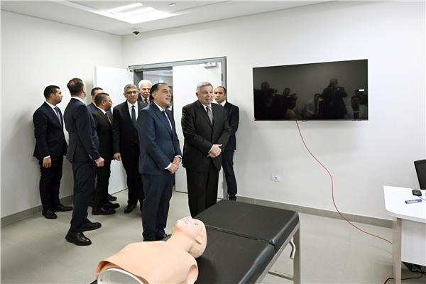 رئيس الوزراء يتفقد عددا من أقسام مستشفى جامعة الجيزة الجديدة