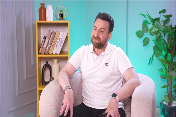 “تجربة لأول مرة”.. نضال الشافعي يكشف عن لحظة مؤثرة أثناء دفنه لزوجته