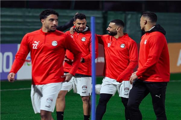 هطول الأمطار بغزارة على مران منتخب مصر بطنجة استعدادا لمواجهة السنغال