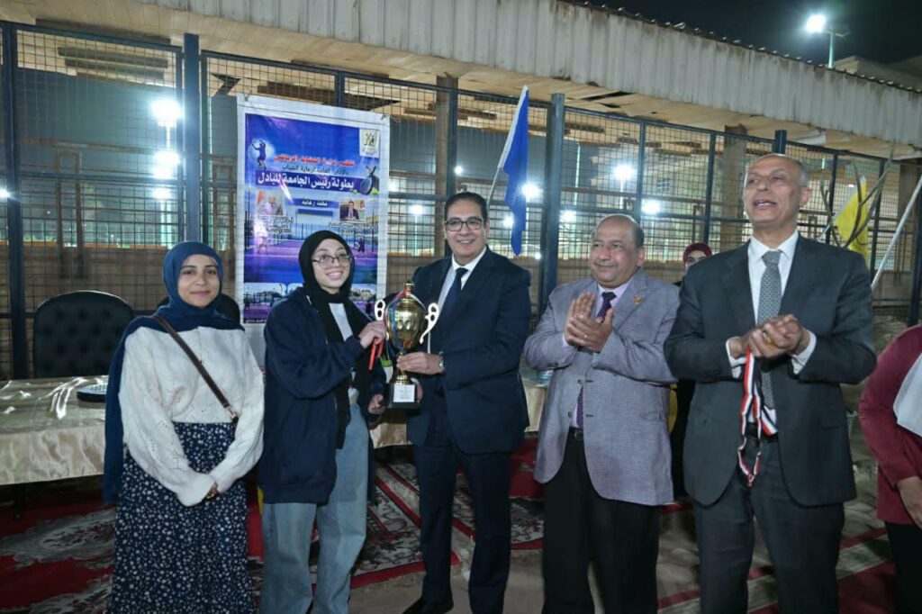 في أجواء تنافسية مميزة … جامعة القاهرة تختتم بطولة كأس رئيس الجامعة للبادل بمشاركة طلابية واسعة