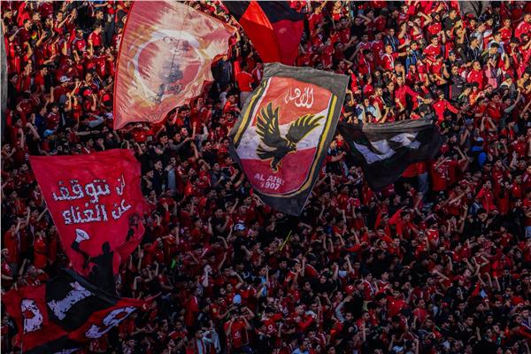 عقوبات رادعة في انتظار الأهلي بعد واقعة الزجاجات | تصل لمدرجات فارغة