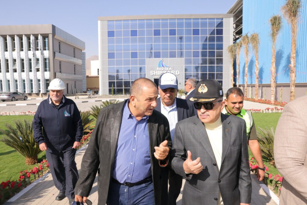 خلال جولته التفقدية بترسانة جنوب البحر الاحمر .. الفريق أسامة ربيع : ” انتهاء أعمال التجارب والتسليم للقاطرتين “عزم 3″ و”عزم 4″ بقوة شد 90طن”