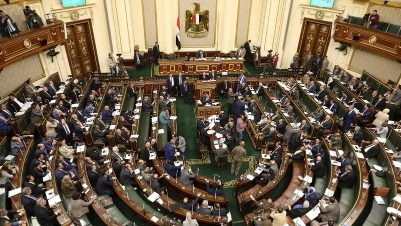 تعزيز الملف الاقتصادي باختيار حسين عيسى نائبا لرئيس الوزراء للشؤون الاقتصادية.. فصل الصناعة عن النقل.. ودمج وزارتي البيئة والتنمية المحلية لتوحيد الملفات.. واستحداث وزارة للإعلام لضبط المشهد الاعلامى