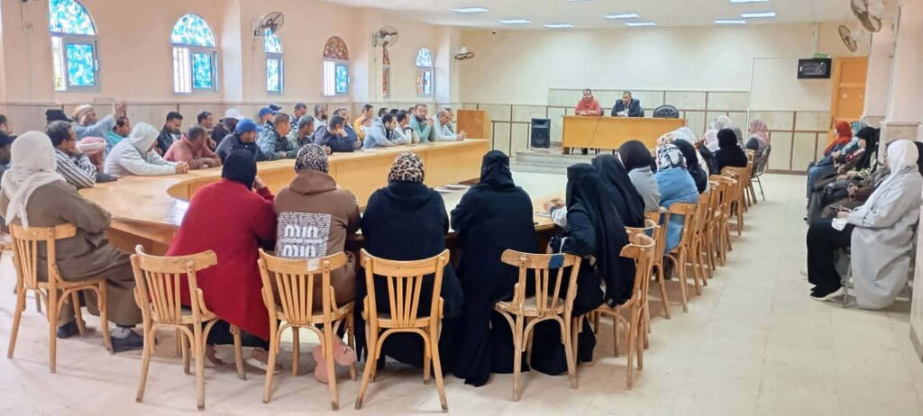 سامح المتولي رئيس مدينة أبو زنيمة يعقد اجتماعا” مع العاملين بالوحدة المحلية للمدينة