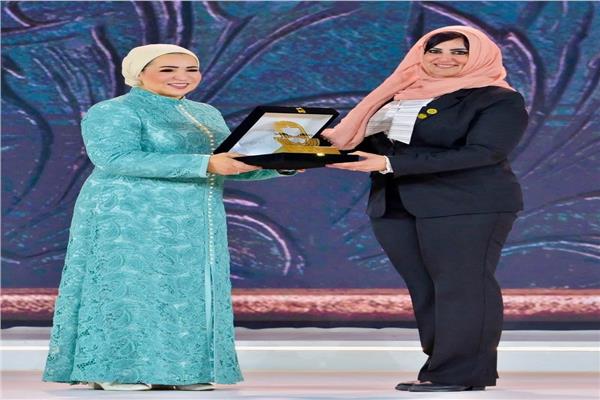 السيدة انتصار السيسي تكرم غادة محمد عامر خلال احتفالية أيقونة النجاح ٢٠٢٦