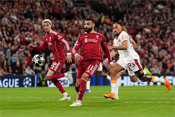 ليفربول ينهي الشوط الأول متقدمًا على جالاتا سراي، بينما أهدر محمد صلاح فرصة تعزيز النتيجة بعد إضاعته ركلة جزاء.