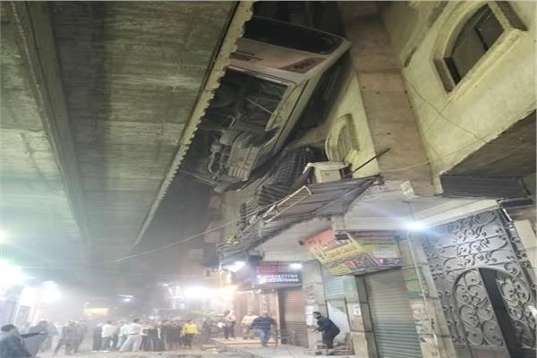 عطل بعجلة القيادة يُعلّق أتوبيسًا أعلى دائري أحمد عرابي بين السماء والأرض
