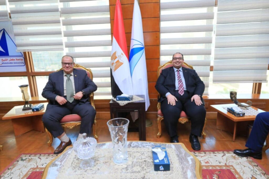 رئيس جامعة كفر الشيخ يستقبل نقيب المحامين بكفر الشيخ لتقديم التهنئة بصدور القرار الجمهوري وبشهر رمضان المبارك