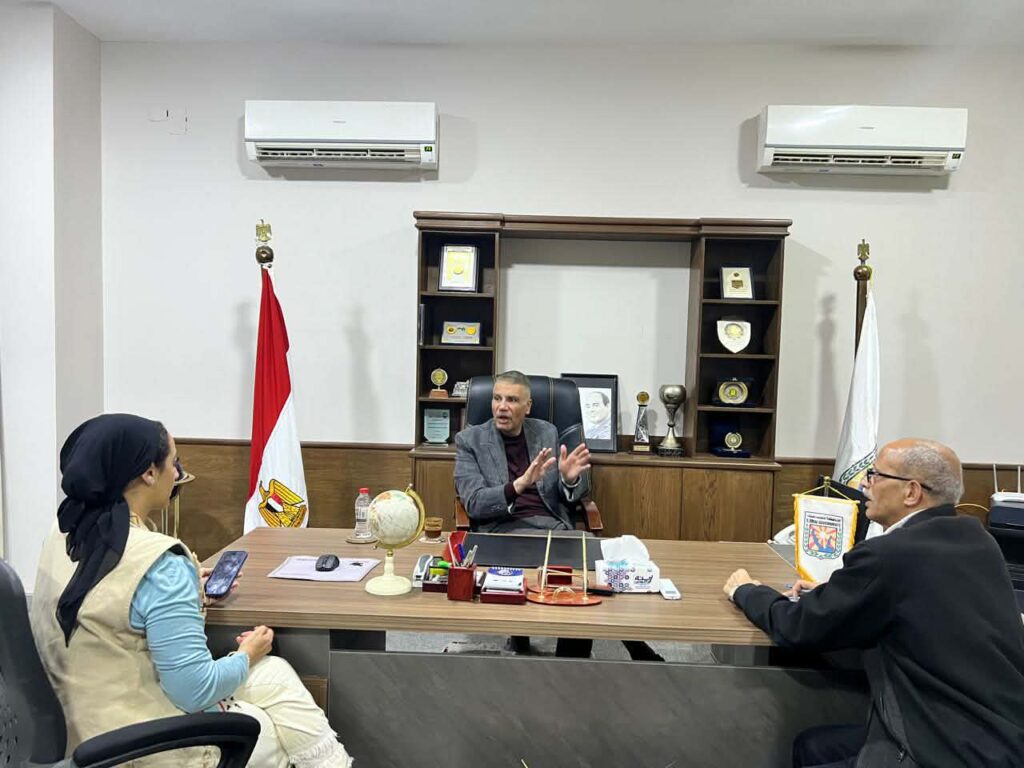 محافظ جنوب سيناء يلتقي رئيس مدينة دهب لبحث ملف الإشغالات ومشكلات المواطنين