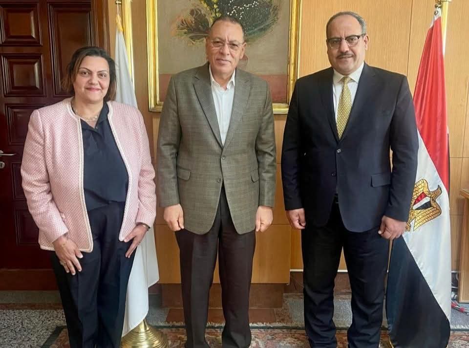 الكاتب الصحفى محمد أمين رئيس تحرير مجلة أكتوبر في ندوة بكلية الإعلام جامعة 6 أكتوبر