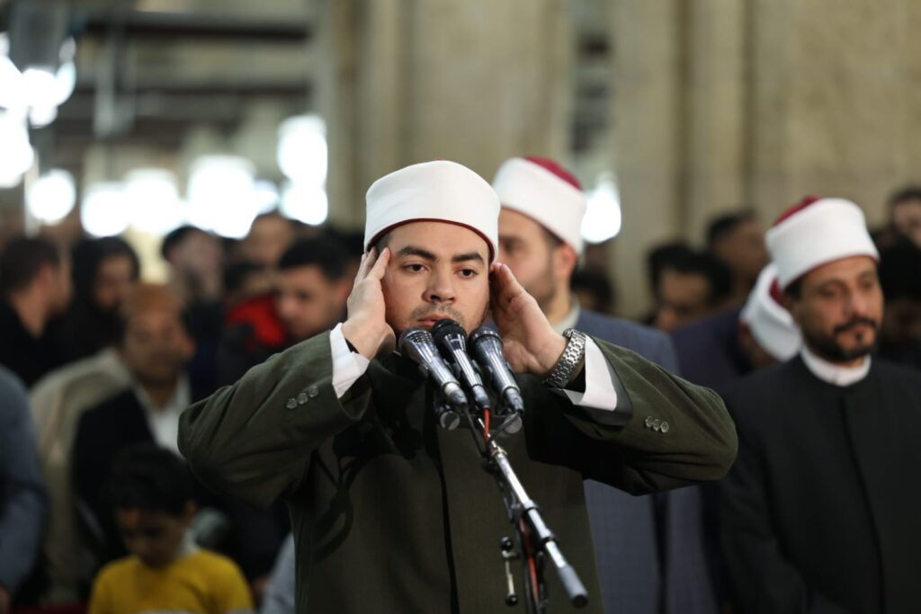 برواية حفص والدوري وقنبل وخلاد … آلاف المصلين يؤدون صلاتي العشاء والتراويح بالجامع الأزهر في الليلة العشرين من ليالي شهر رمضان