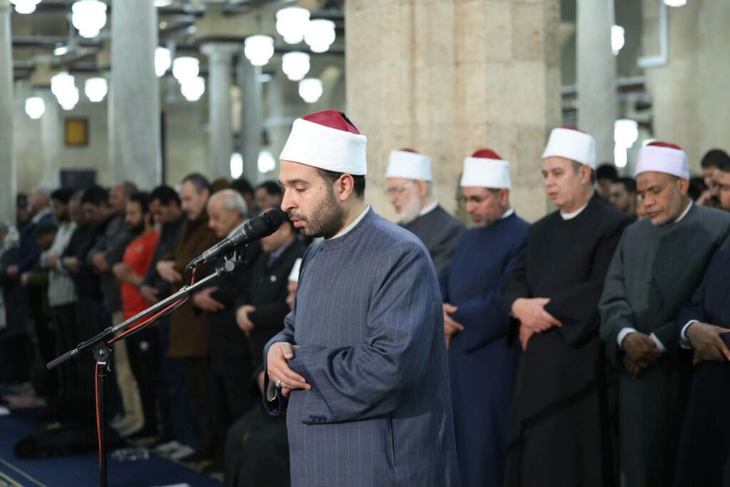 في الليلة الثانية والعشرين من رمضان .. آلاف المصلين يحيون التراويح بالقراءات المتواترة في رحاب الجامع الأزهر