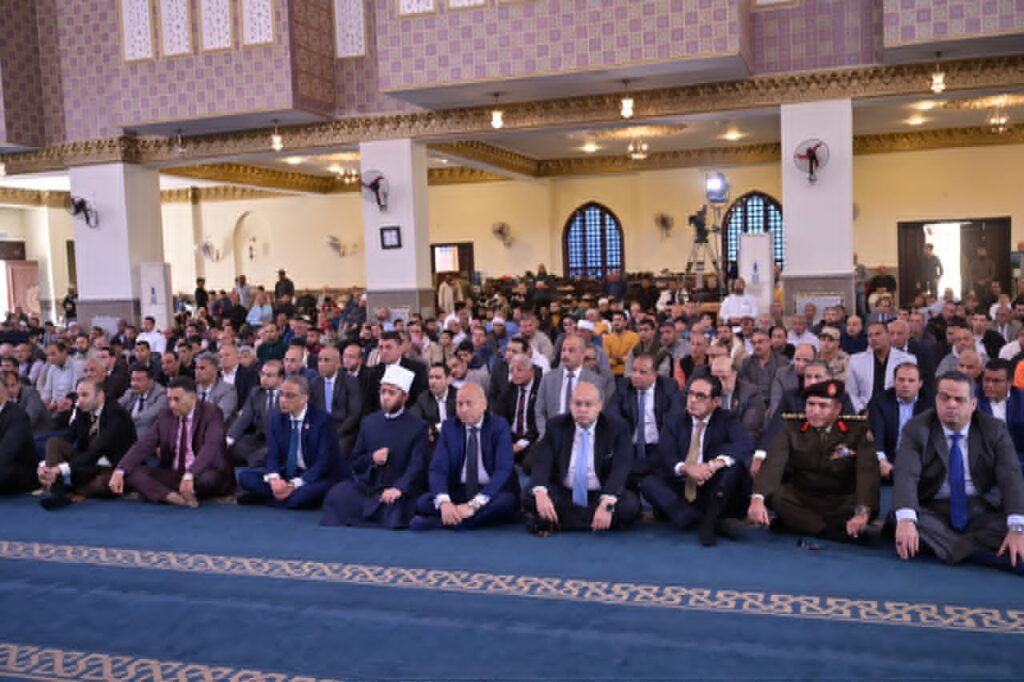 رئيس جامعة القاهرة يشارك في احتفالات محافظة الجيزة بعيدها القومي، ويؤدي صلاة الجمعة من مسجد السيدة خديجة بنت خويلد بمدينة السادس من أكتوبر