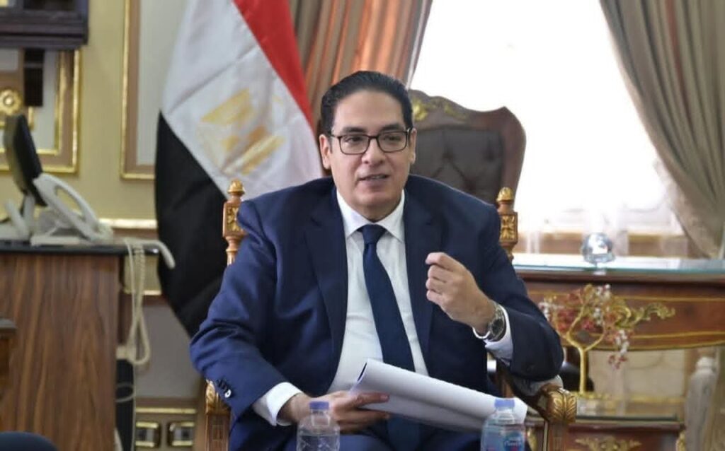 ا.د محمد سامي عبد الصادق رئيس جامعة القاهرة : علاج بالمجان وتوزيع نحو 5 آلاف كرتونة مواد غذائية و 3 آلاف قطعة ملابس