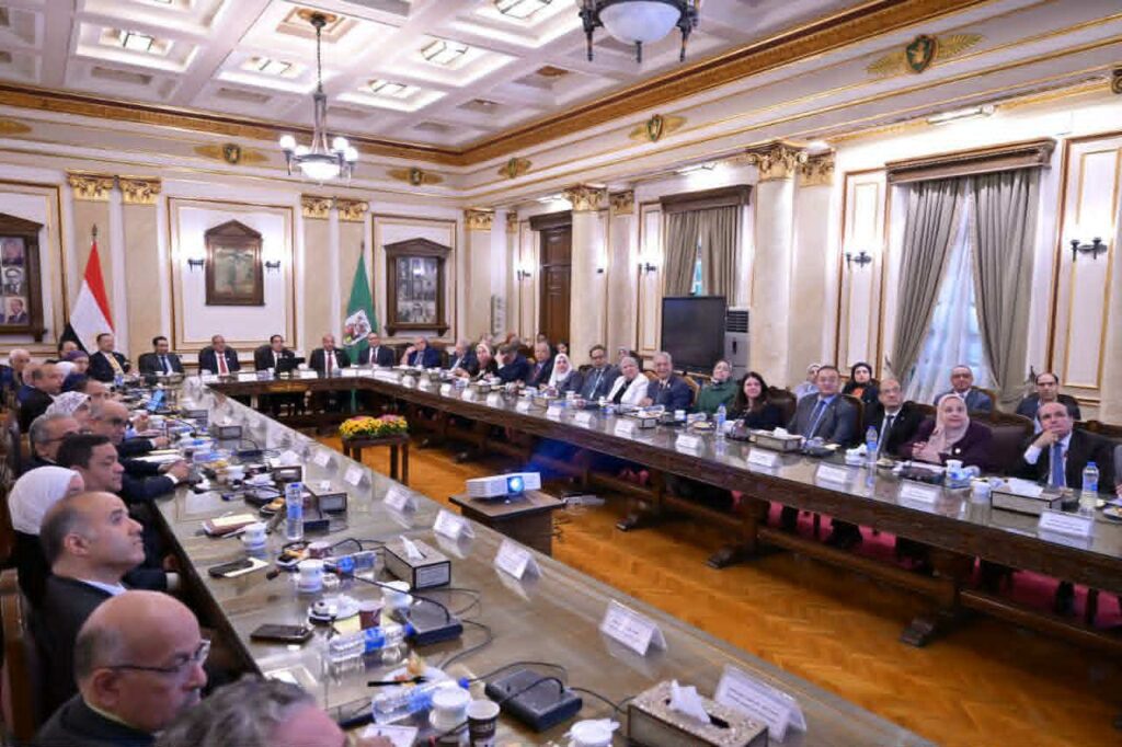 بحضور محافظ الجيزة .. مجلس جامعة القاهرة يناقش تعزيز التعاون مع المحافظة ويبحث ملفات التعليم والبحث العلمي وخدمة المجتمع