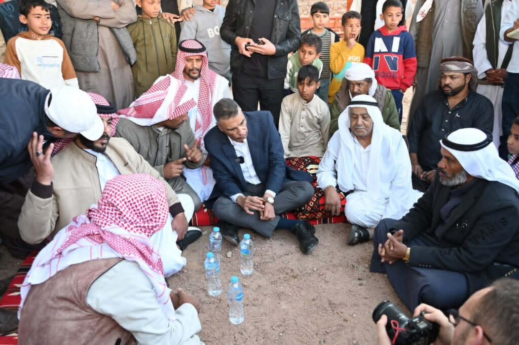 محافظ جنوب سيناء يستجيب لدعوة أهالي واى فيران لعقد جلسة ودية، استمع خلالها إلى مطالبهم ومشكلاتهم