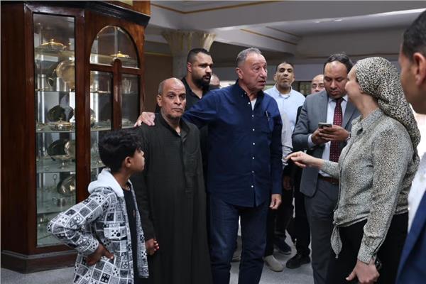 محمود الخطيب يزور أحد مشجعي الأهلي للاطمئنان على حالته الصحية