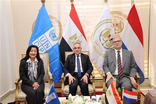 توجيهات حكومية بتحديث المنظومة القانونية لخدمة المقيمين الأجانب