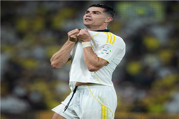 شاهد.. احتفالات رونالدو الهستيرية مع زملائه بلقب الدوري السعودي