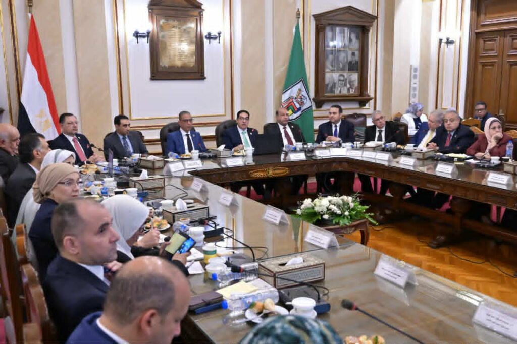 في اجتماعه الشهري .. مجلس جامعة القاهرة يتقدم بخالص التهنئة لفخامة الرئيس عبدالفتاح السيسي وجموع الشعب المصري بمناسبة قرب حلول عيد الاضحى المبارك