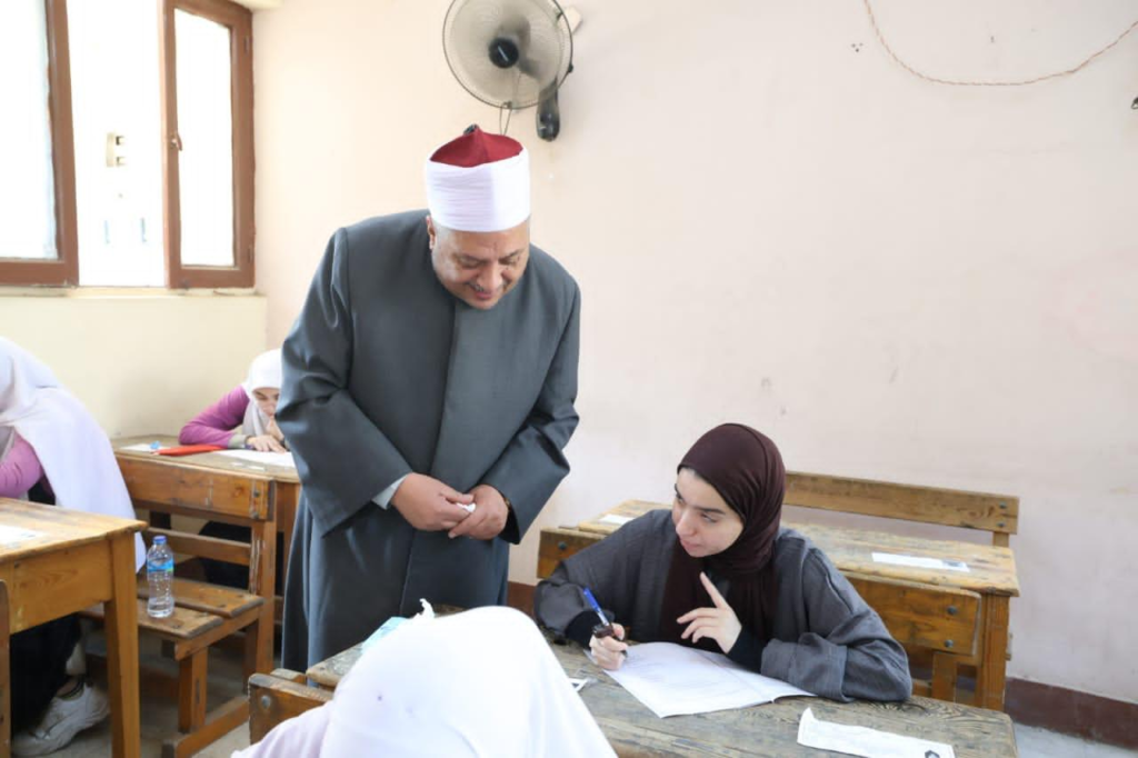 بتوجيهات الإمام الأكبر .. الشيخ أيمن عبدالغني يتابع الامتحانات ميدانيًا وإلكترونيًا ويؤكد: كل الإمكانات مسخرة لخدمة الطلاب وراحتهم