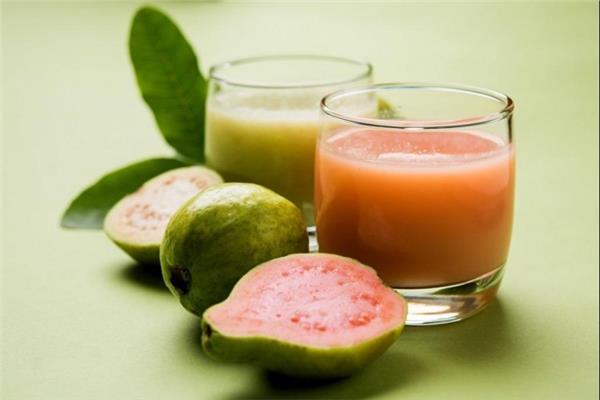 صيدلية الصيف في ثمرة: دراسة حديثة تكشف فوائد مذهلة لعصير الجوافة في علاج فقر الدم.