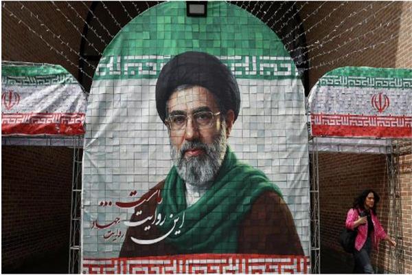 مجتبى خامنئي متوعداً إسرائيل: “أيام النظام المترنح باتت معدودة”