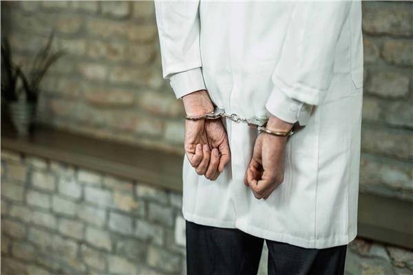 بالبالطو الأبيض والـ “لايكات” الوهمية.. كواليس سقوط أباطرة الطب المزيف على السوشيال ميديا