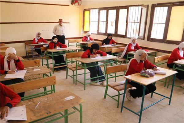إحالة المسؤولين للتحقيق.. تفاصيل تدارك خطأ توزيع أسئلة اللغة الإنجليزية بلجان أكتوبر اليوم