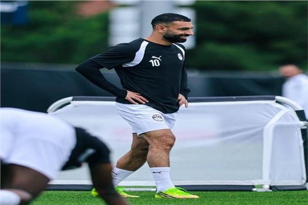 الجماهير تحاصر محمد صلاح في أمريكا.. وقائد الفراعنة يرد بالتوقيعات والـ”سيلفي”