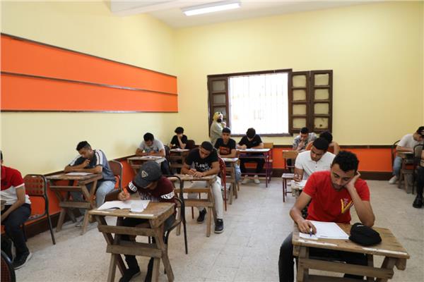 فرصة ذهبية وبوابة لتخطي القلق.. لماذا يجب على طلاب الثانوية عدم الاستهانة بالمواد غير المضافة للمجموع؟
