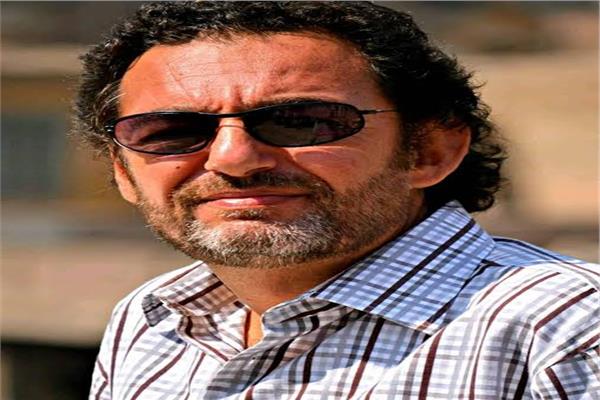 غيبوبة كاملة واشتباه في كسور بالعمود الفقري للفنان محمد مرزبان بعد تعرضه لحادث تصادم
