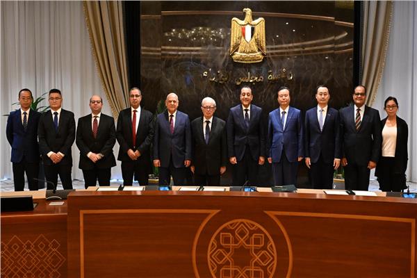 شهد الدكتور مصطفى مدبولي، رئيس مجلس الوزراء، اليوم في مقر الحكومة بالعاصمة الإدارية الجديدة، مراسم توقيع وثيقة شراكة استراتيجية بين شركة “النصر لصناعة السيارات” ومجموعة “فاو كار” الصينية، بهدف إنتاج طرازات متنوعة من السيارات تحت العلامة التجارية المصرية العريقة “نصر”، بحضور الدكتور حسين عيسى، نائب رئيس الوزراء للشئون الاقتصادية. ووقع على الاتفاقية كل من المهندس محمد السعداوي، رئيس الشركة القابضة للصناعات المعدنية، والدكتور نبيل محمد حماد، العضو المنتدب التنفيذي لشركة النصر، ومن الجانب الصيني ليو زونج تشين، رئيس مجلس إدارة مجموعة “فاو كار”، ويانج شاو فو، رئيس العمليات الدولية بالمجموعة. وأوضح المهندس محمد السعداوي أن هذا التعاون يأتي تتويجاً لمباحثات مكثفة تعكس الرغبة المشتركة في توطين التكنولوجيا الحديثة، ورفع نسب المكون المحلي، بما يدعم رؤية الدولة لإعادة إحياء وتطوير صناعة السيارات الوطنية وزيادة قدرتها التنافسية في الأسواق المحلية والإقليمية. من جانبه، أكد الدكتور نبيل حماد أن الشراكة تدعم خطط الشركة لتقديم مركبات عالية الجودة تلبى احتياجات السوق المصرية وتفتح آفاقاً واعدة للتصدير، بما يسهم في تحويل مصر إلى مركز إقليمي رائد في هذا القطاع. وفي الختام، عبر مسؤولو الشركتين عن تقديرهم للدعم الحكومي المتواصل لقطاع الصناعة، مشددين على أن هذه الخطوة تمثل ركيزة أساسية لبناء صناعة سيارات متطورة تعتمد على أعلى معايير الكفاءة والجودة، مما يحقق قيمة مضافة للاقتصاد الوطني ويدعم مسيرة التنمية المستدامة.