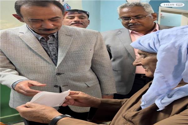 في مشهد مؤثر.. شاهد كيف استجاب محافظ سوهاج لصرخة مواطن وبشّره بـ “السكن الكريم”؟