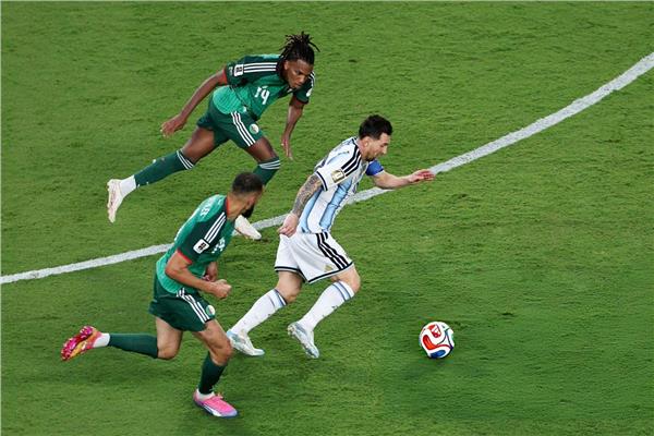 زلزال في “فيفا”.. الاتحاد الجزائري يطالب بمعاقبة ميسي ويفتح النار على طاقم التحكيم