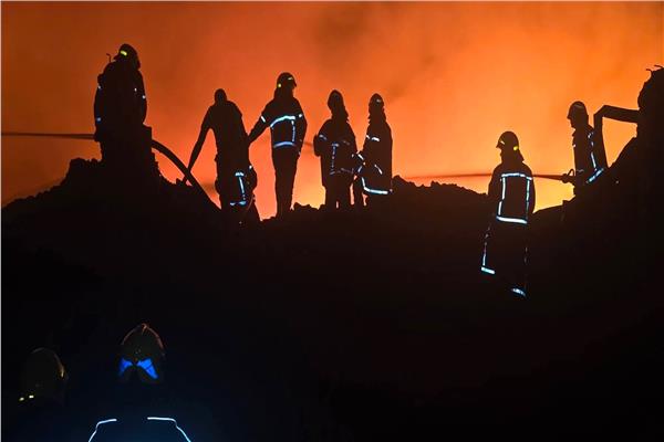 استنفار 18 سيارة إطفاء ولودرات المحافظة.. حشد أمني ومجتمعي يخمد حريق مصنع بويات الخانكة دون خسائر بشرية