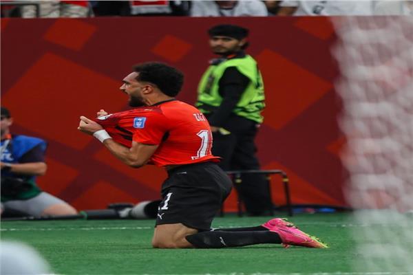 أعرب مصطفى زيكو، لاعب منتخب مصر، عن فخره بالمباراة التاريخية التي قدمها الفراعنة أمام نيوزيلندا في كأس العالم 2026، والتي شهدت تحقيق أول انتصار للمنتخب الوطني في تاريخ مشاركاته بالمونديال. وأوضح زيكو أن نجاحه في هز الشباك هو توفيق من الله ومكافأة له على مجهوده، مبدياً سعادته البالغة بتسجيل أول أهدافه المونديالية وصناعة هدف آخر للنجم محمد صلاح خلال اللقاء. وأكد اللاعب أن جميع عناصر الفريق يبذلون قصارى جهدهم لتقديم نسخة استثنائية تليق باسم مصر في المحفل العالمي، مشدداً على أن إسعاد الجماهير المصرية يبقى الهدف الأسمى الذي لا يقدر بثمن.